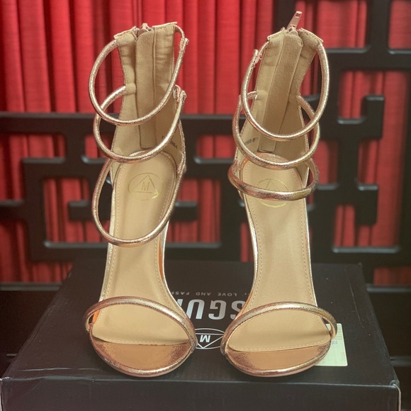 👠👠 - Picture 1 of 2